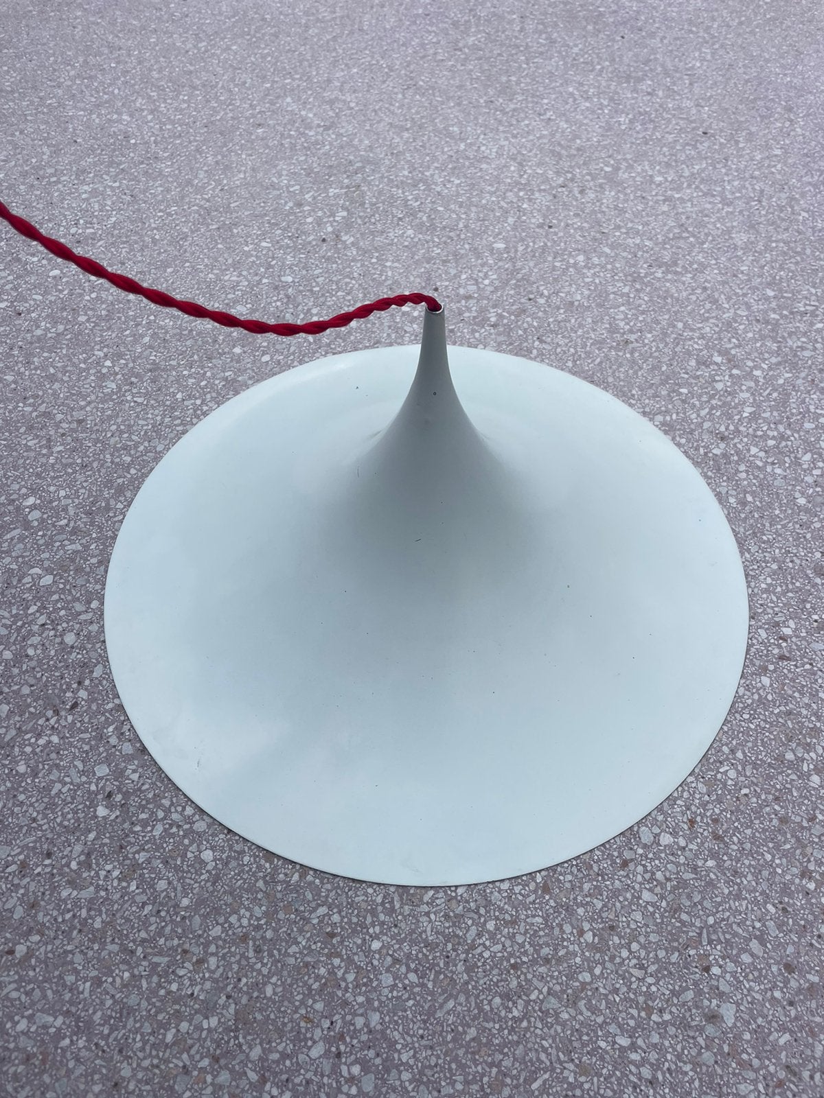 Grote tulip lamp wit emaille met rode textielkabel, Ophalen, Gebruikt
