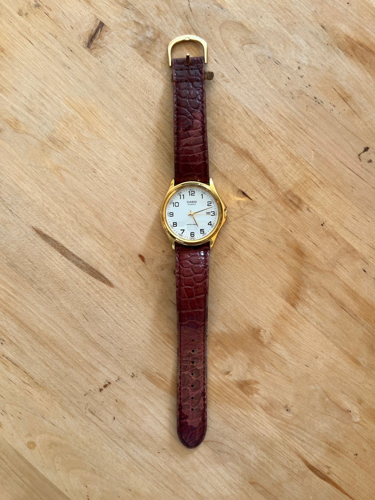 Montre Casio Quartz MTP-1188 dorée bracelet cuir bordeaux, Bijoux, Sacs & Beauté, Casio, Cuir, Enlèvement, Acier