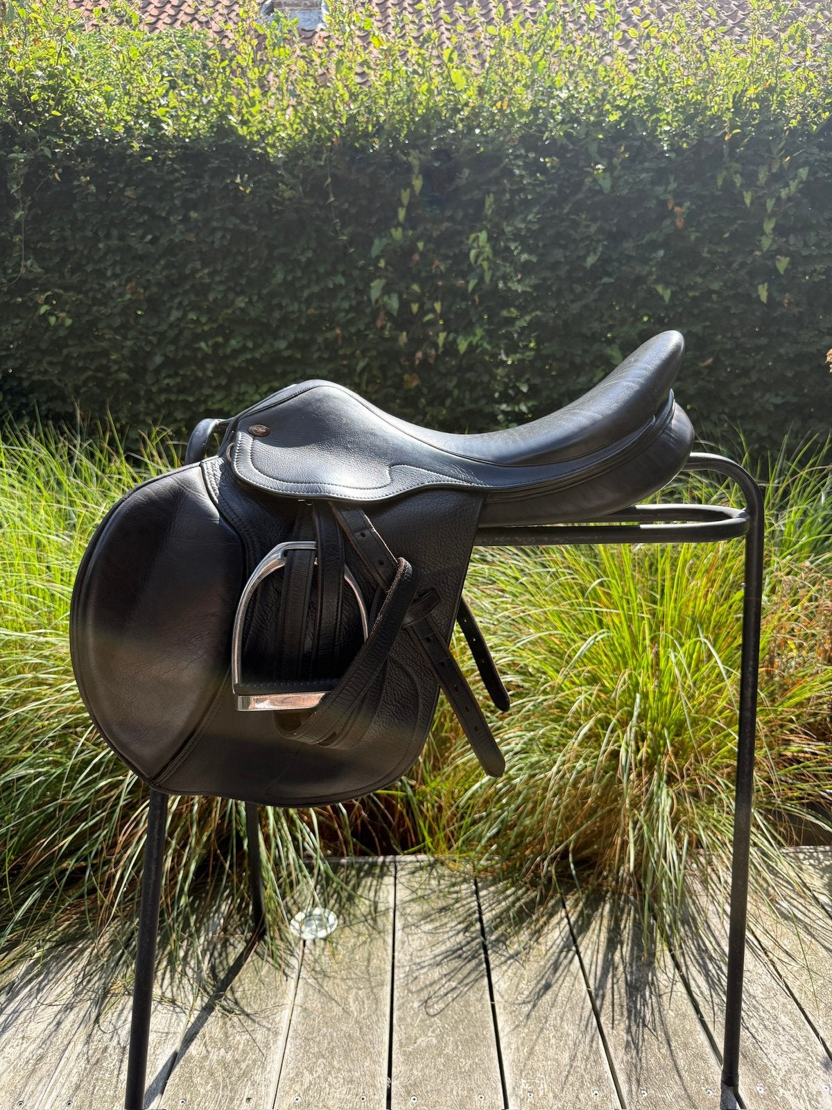 Zwart spring zadel te koop, Dieren en Toebehoren, Ophalen, L (17.5 inch), Overige merken, Inclusief stijgbeugels