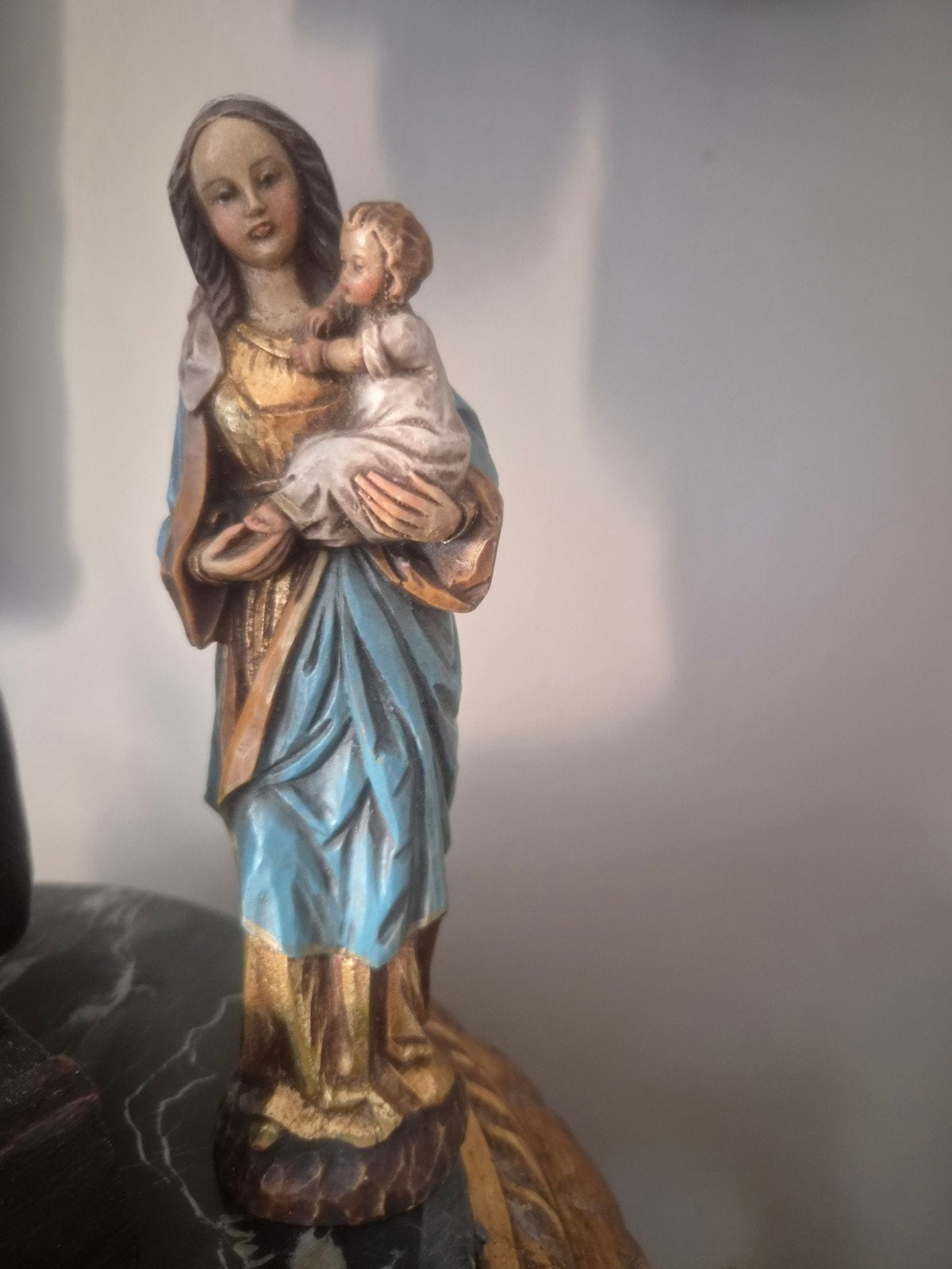 houten beeldje van de Madonna met Kind. Polychrome. 20 cm, Antiek en Kunst, Ophalen