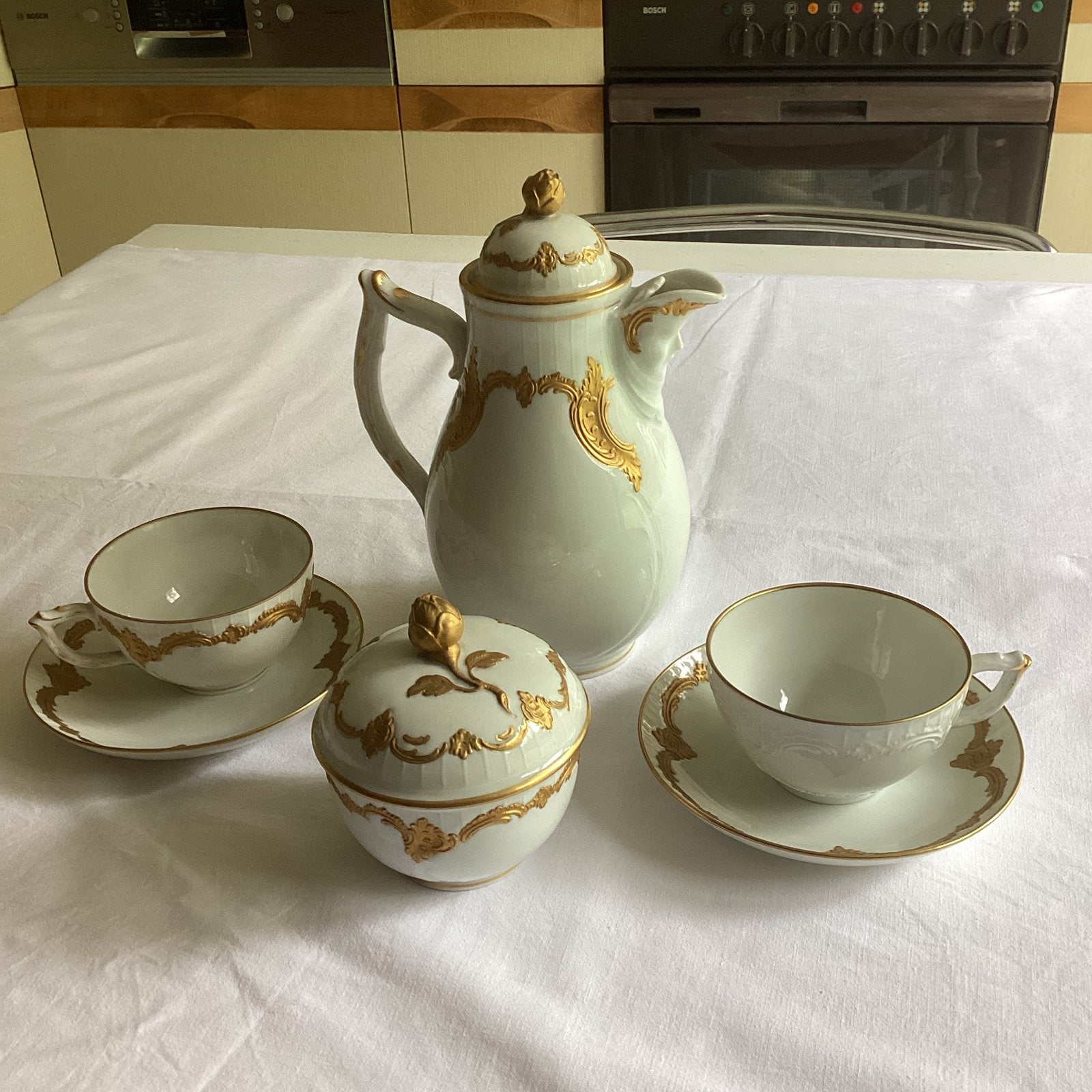 Tête à tête en porcelaine fine et or ., Enlèvement