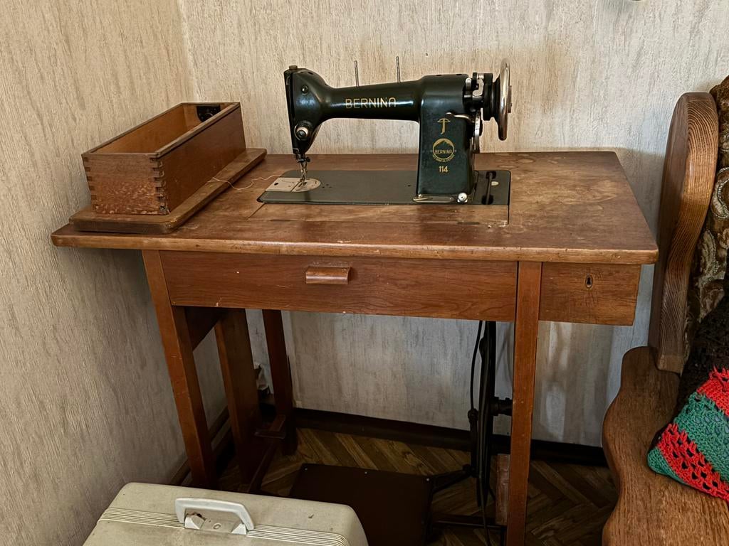 Naaimachine Berlina, Ophalen
