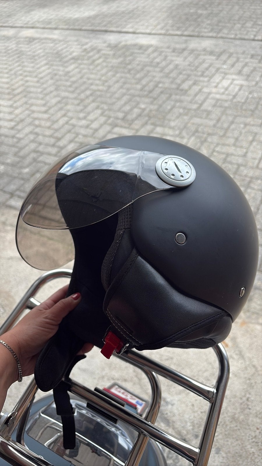 Helm brommer, Ophalen, Zo goed als nieuw