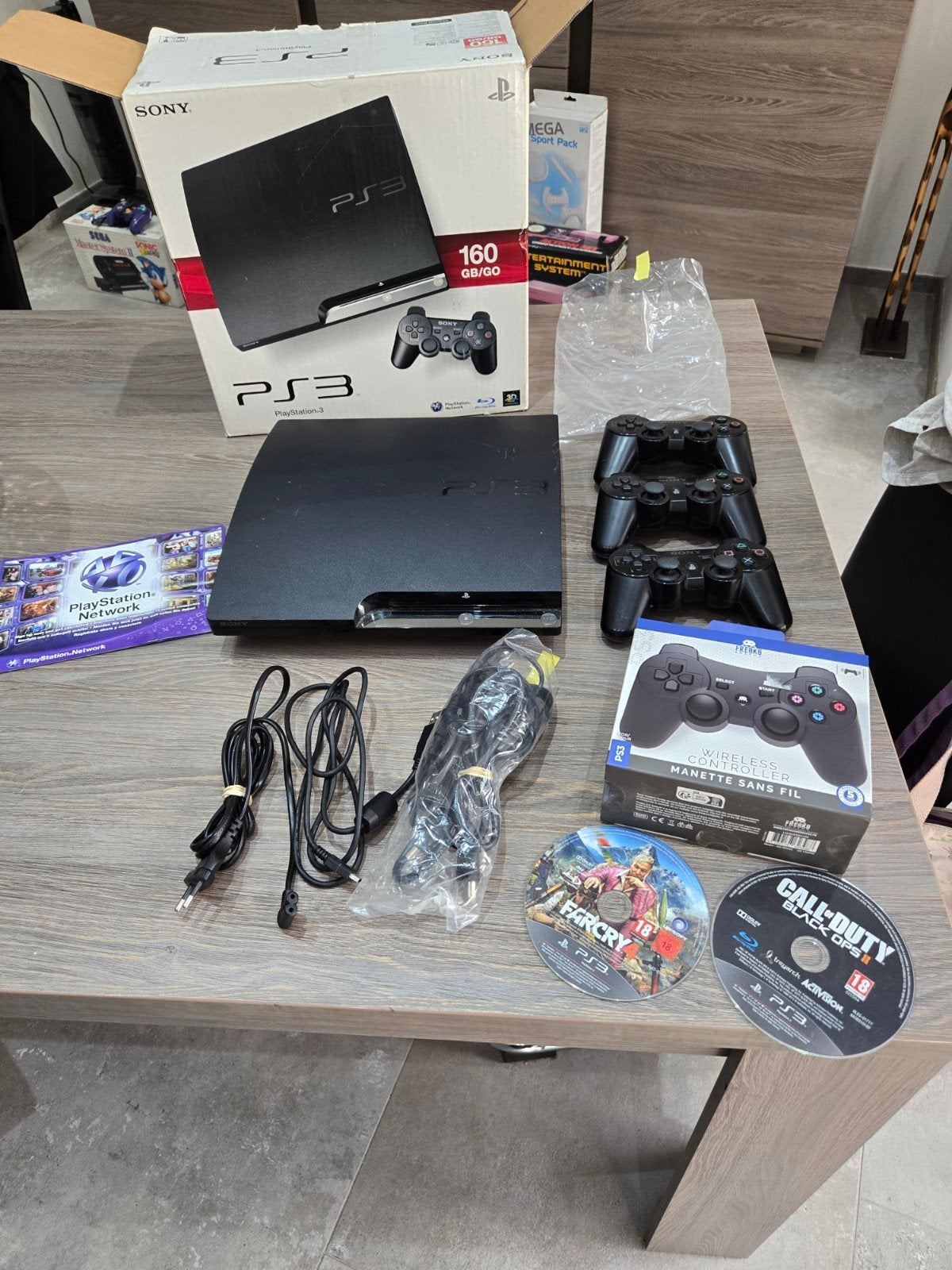 Playstation 3 avec boite et 4 manette 2 jeux, Games en Spelcomputers, Spelcomputers | Sony PlayStation 3