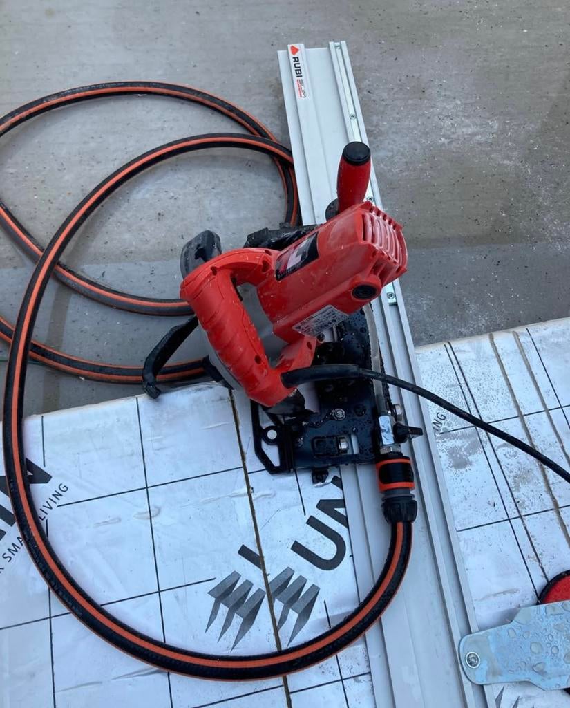 TE HUUR: Rubi TC 125 tegelzaag, Ophalen, Zo goed als nieuw