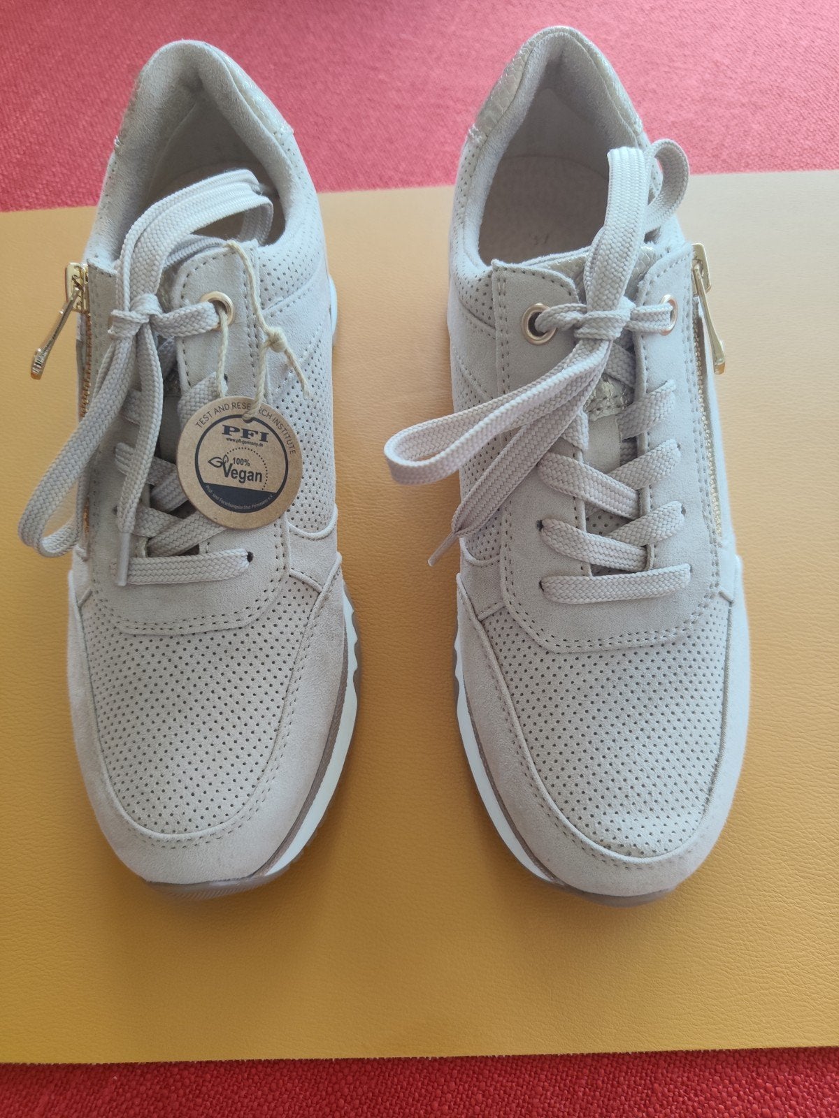 Sneakers. Nieuw. Beige met goudkleurige accenten. Maat 37., Ophalen, Nieuw, Beige, Dansschoenen