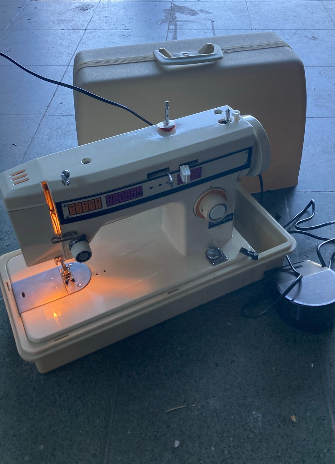 Vintage Toyota Naaimachine met Voetpedaal en Koffer, Ophalen, Gebruikt, Naaimachine, Overige merken