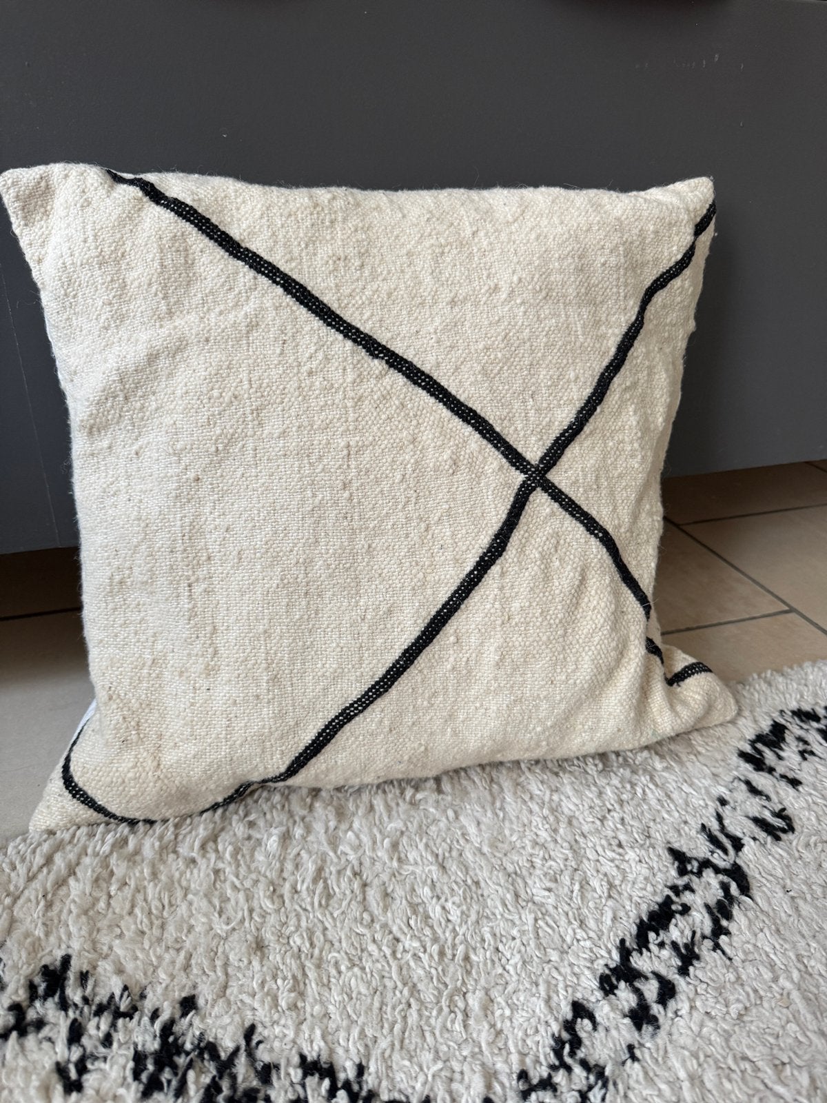 Berber kussenhoes wol, zwart kruispatroon, 42x 47 cm, Huis en Inrichting, Woonaccessoires | Kussens, Ophalen of Verzenden, Zo goed als nieuw