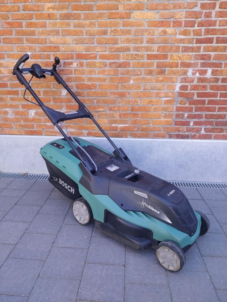 Elektrische grasmaaier Bosch, Tuin en Terras, Ophalen, Elektrische grasmaaier, Zo goed als nieuw, Opvangbak