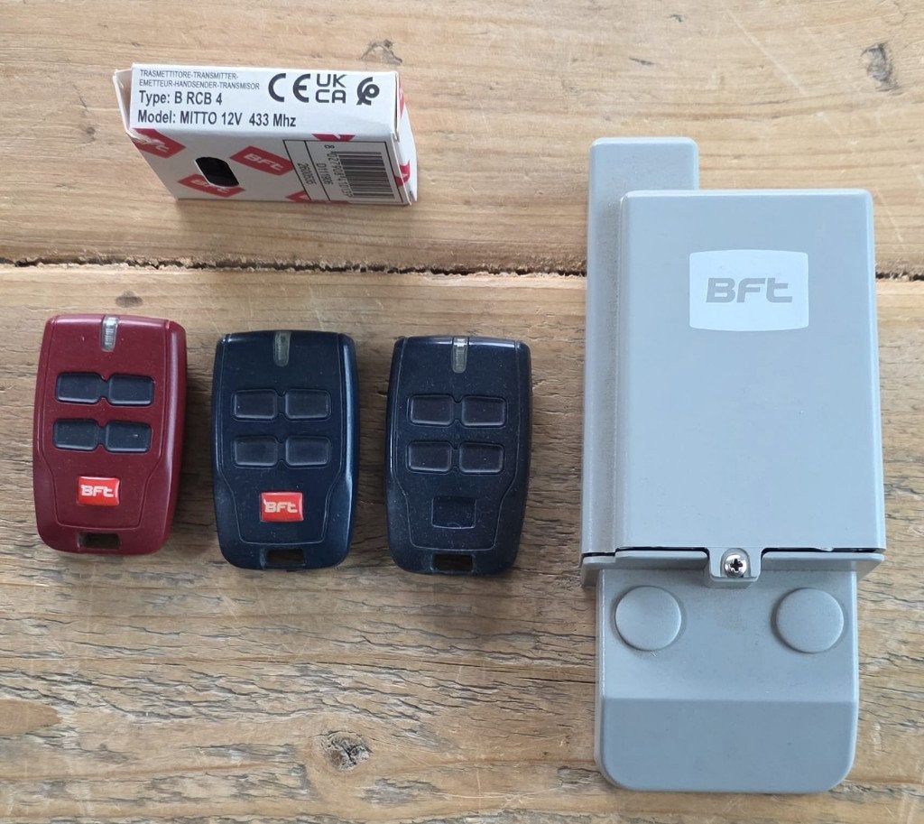 BTF afstandbediening en ontvanger  1 nieuw en 3 gebruikt, TV, Hi-fi & Vidéo, Enlèvement ou Envoi, Utilisé, Originale