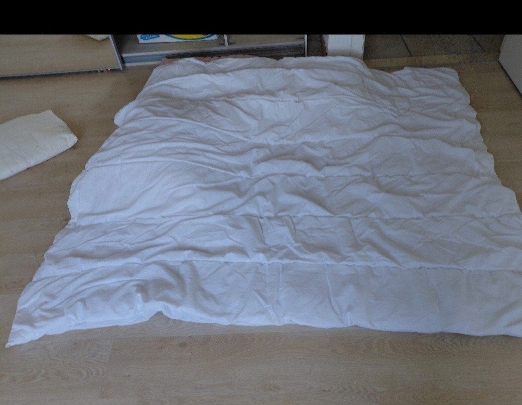 couette pour lit de 1m40.
1m85 par 1m65
J'ai aussi des draps, Enlèvement ou Envoi