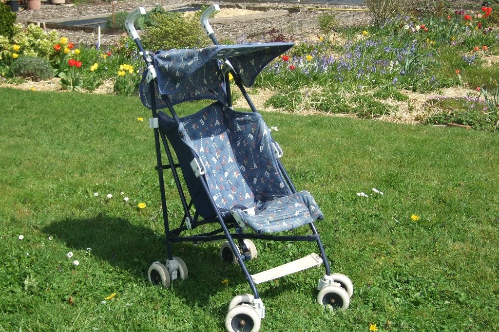 Buggy met zwenkwielen, zonnekap, is plooibaar voor op de bus, Ophalen, Gebruikt, Zonnekap