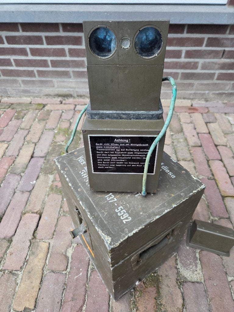 Militairen Nachtsichtgeraet / nachtkijker, Ophalen