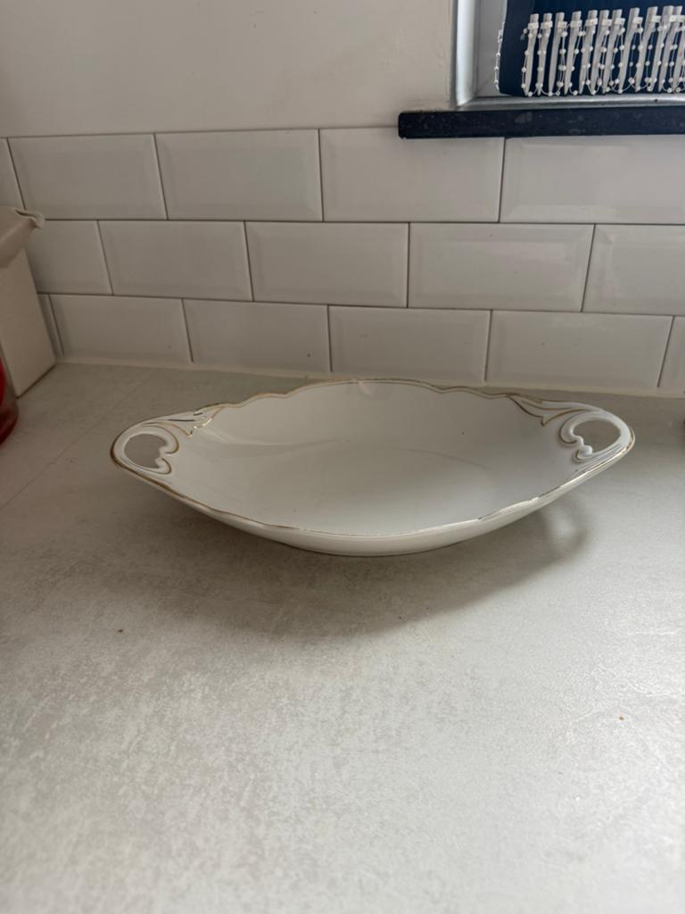 Plat ovale de Bareuther blanc ancien avec bord doré, Enlèvement