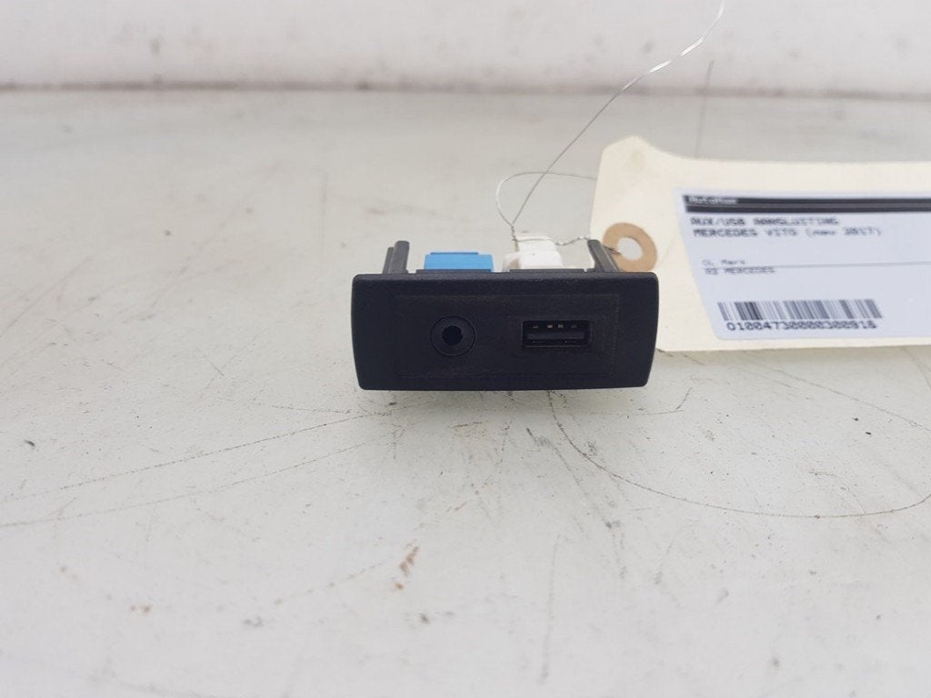 PORT AUX/USB Mercedes-Benz Vito (447.6) (|A4478200087|), Mercedes-Benz, Utilisé, Dialog.mb@mercedes-benz.com, Mercedes-Benz AG