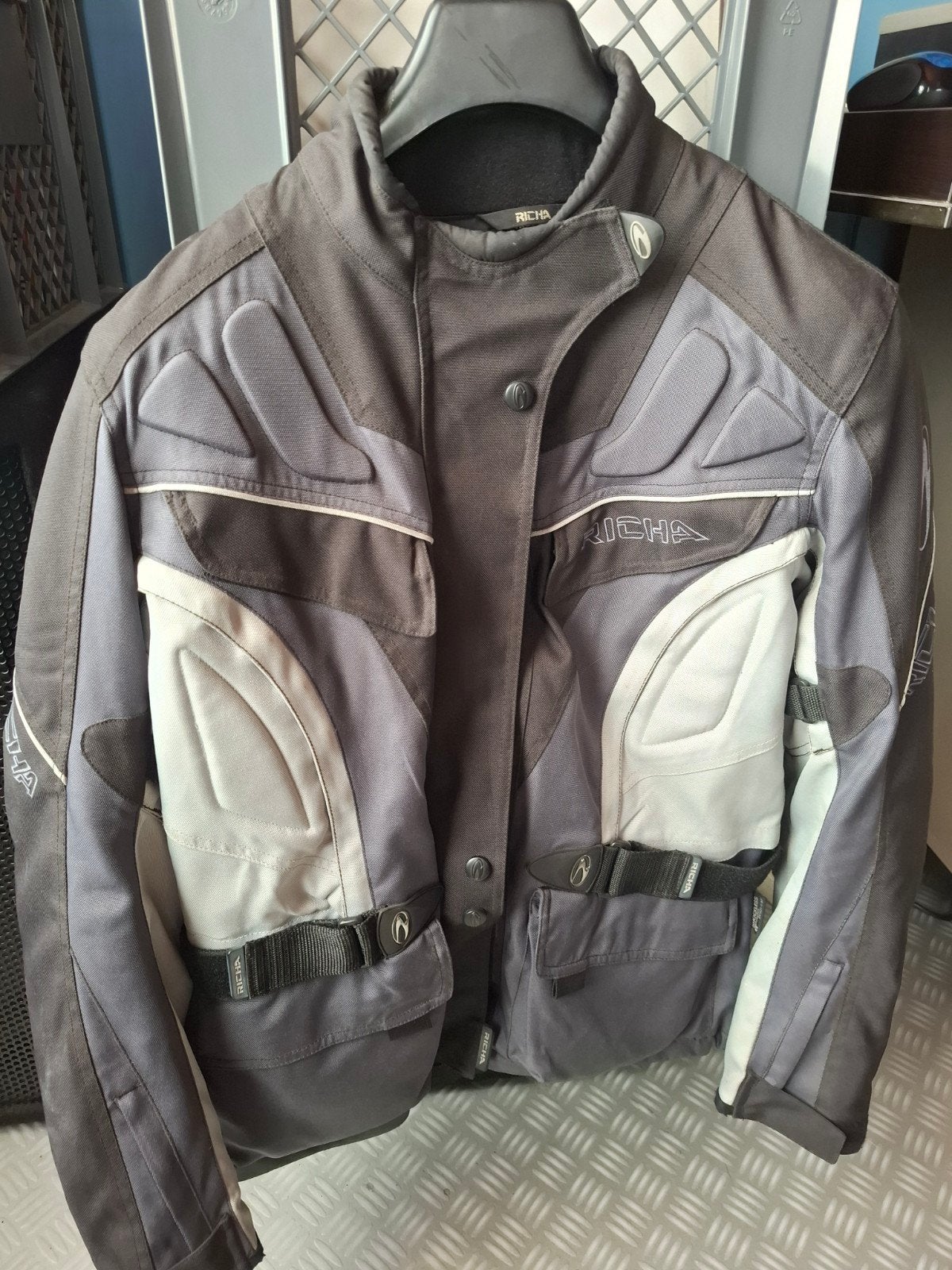 richa vest en broek voor vrouw van ongv 1m65, Ophalen
