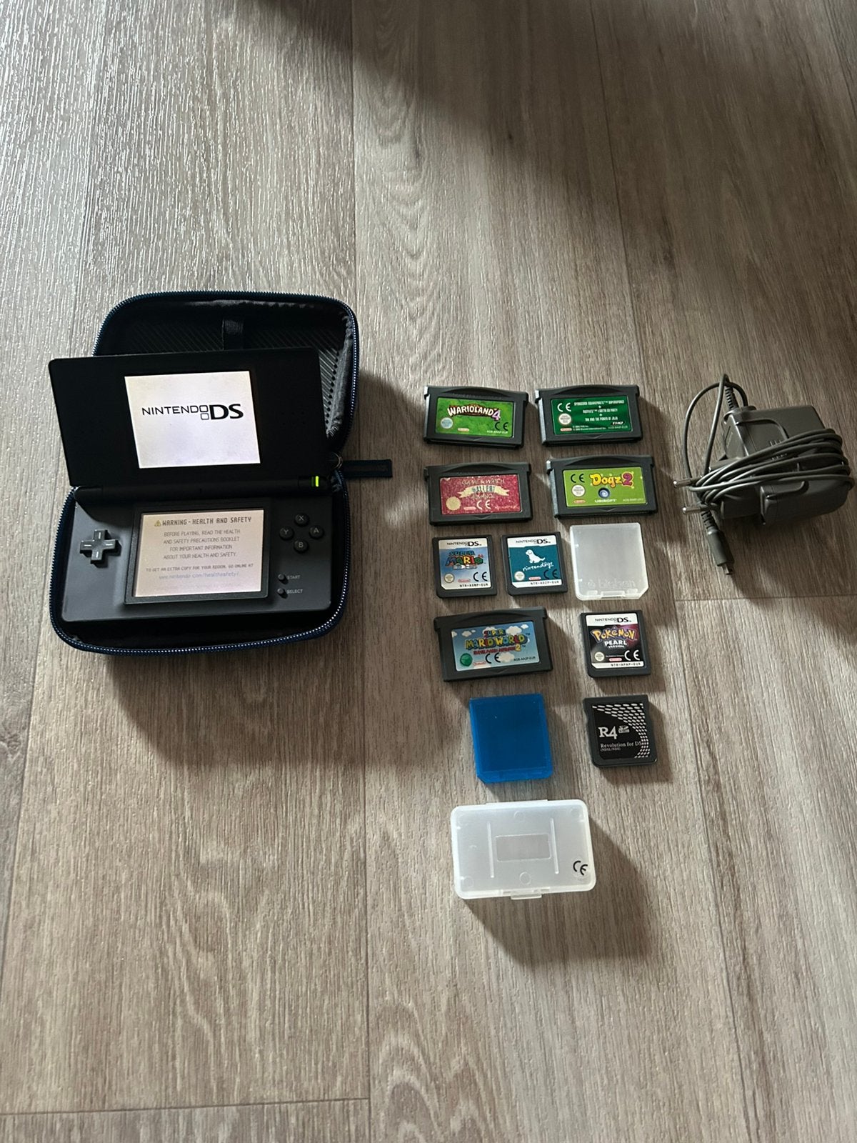 Nintendo DS Lite + 5 GBA spellentjes + R4 + extra, Consoles de jeu & Jeux vidéo, Enlèvement, Comme neuf, DS Lite