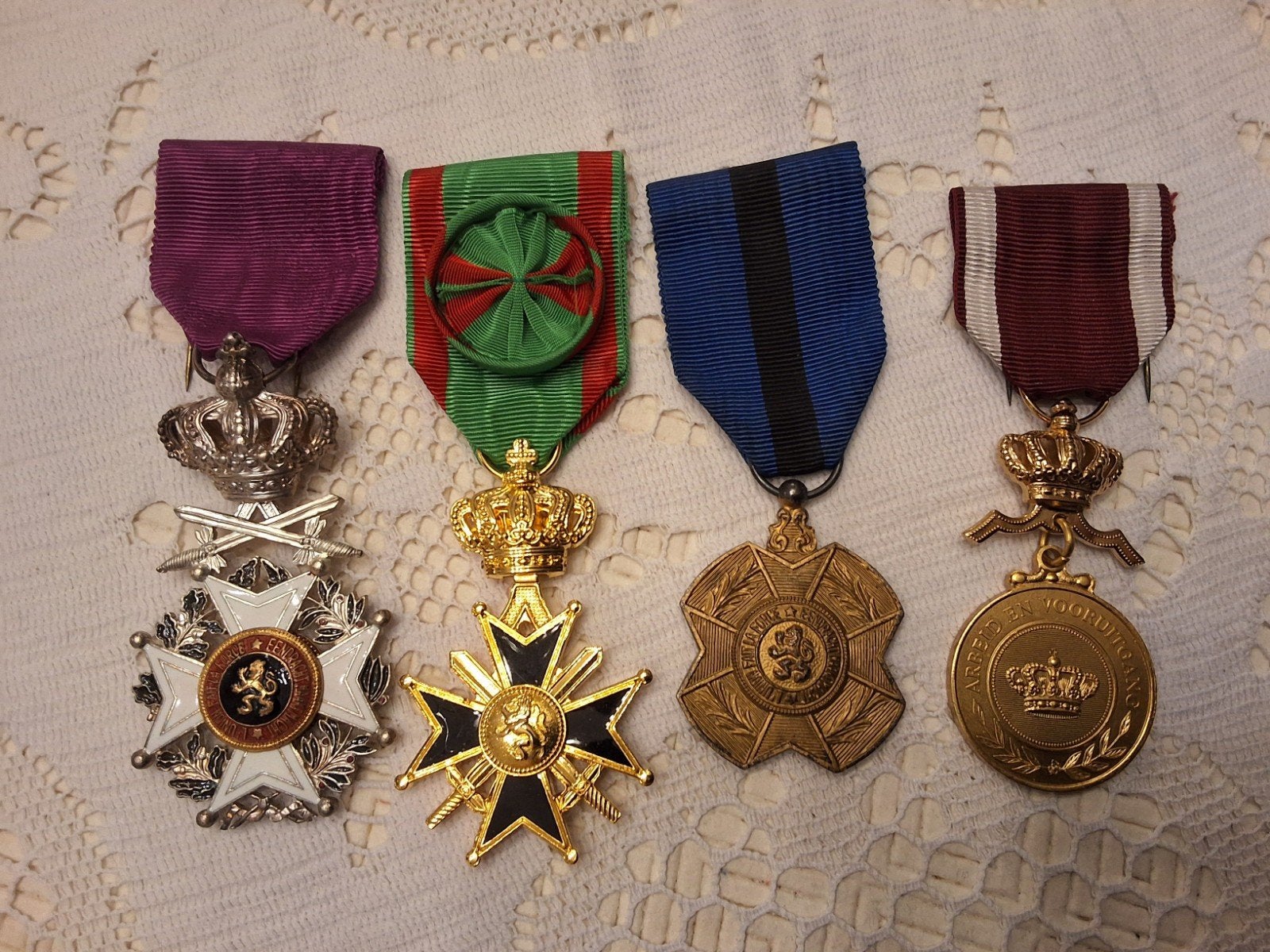 4 eretekens, Ophalen