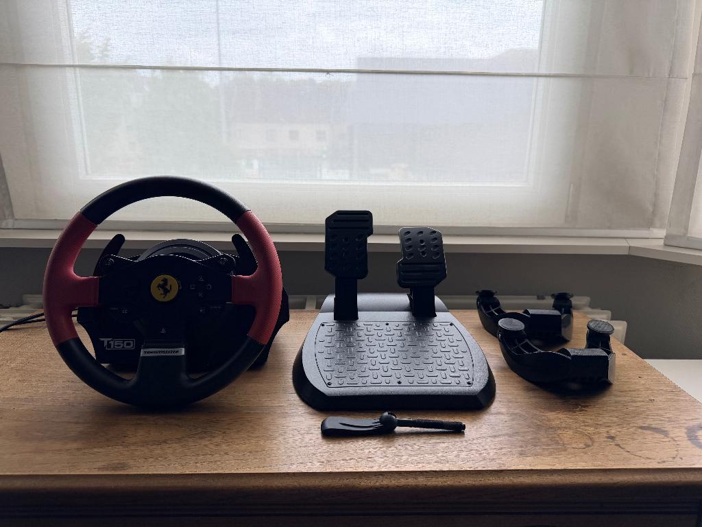 Thrustmaster T150 Ferrari edition, Games en Spelcomputers, Spelcomputers | Sony Consoles | Accessoires, Ophalen, Zo goed als nieuw
