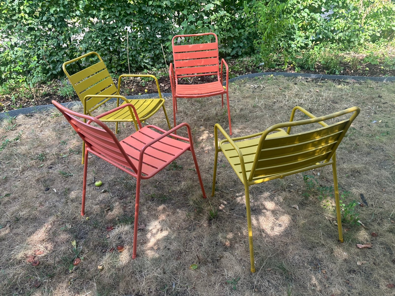 Quatre chaises de jardin empilables en métal avec accoudoirs, Enlèvement, Comme neuf, Empilable