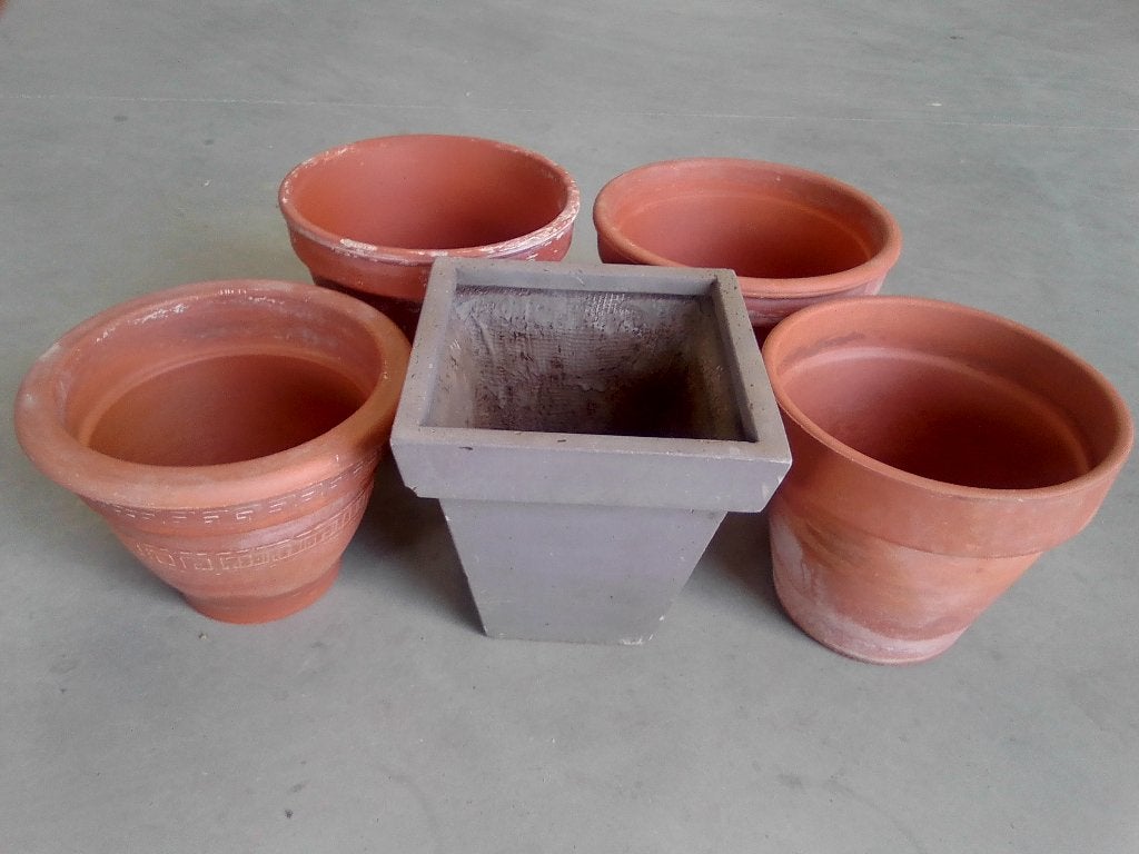 4 grote terracotta bloempottenen 1 grijze in beton?, Tuin en Terras, Ophalen, Beton
