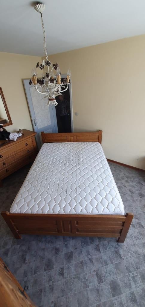 Lit chêne et sommier . Matelas, chevets et commode gratuits, Enlèvement, Utilisé