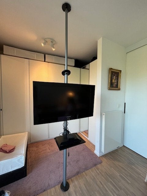 Verstelbare TV-vloerpaal (vloer-tot-plafond) + 32" Samsung T, Ophalen, Zo goed als nieuw