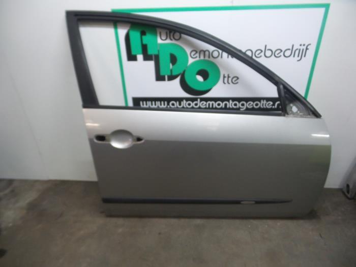 Portier 4Deurs rechts-voor van een Nissan Primera (Primera P, Auto-onderdelen, Gebruikt, -, Deur, -