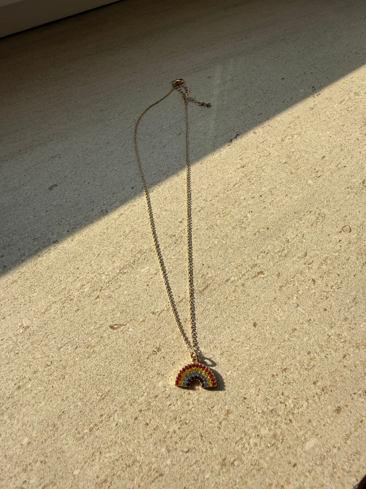 Ketting met regenboog, Ophalen, Met hanger, Zo goed als nieuw, Goud