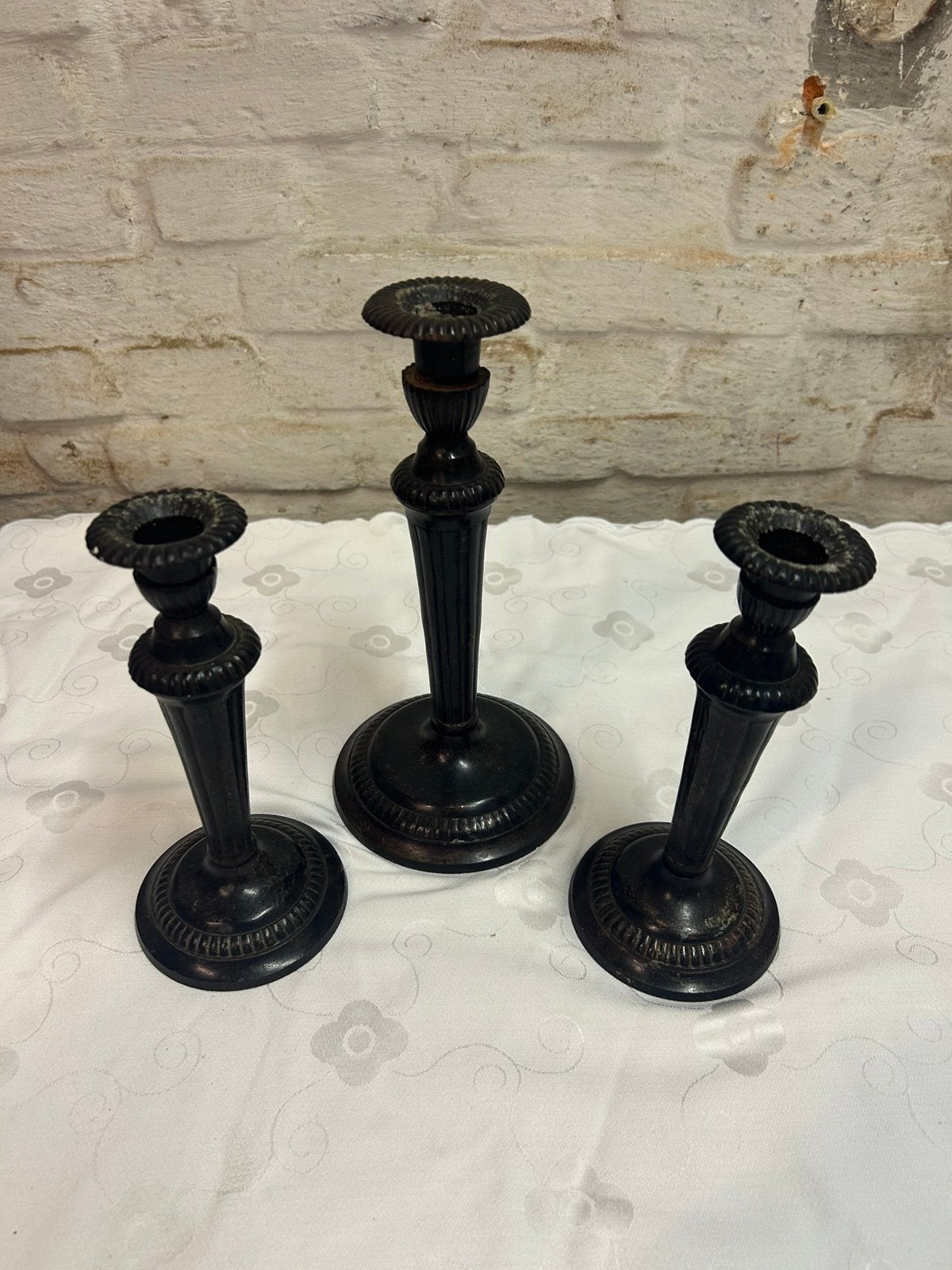 Lot de 3 anciens bougeoirs en métal – style Louis XVI, Antiquités & Art, Enlèvement, Autres matériaux