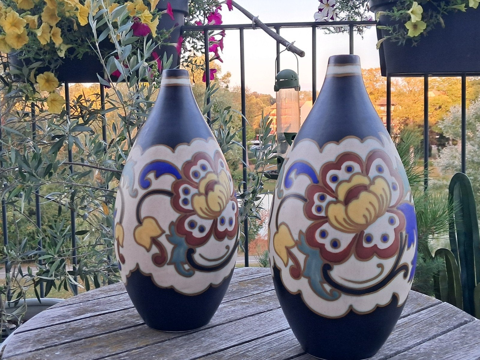 Paar vazen van Boch Keramis La Louvière D 1276