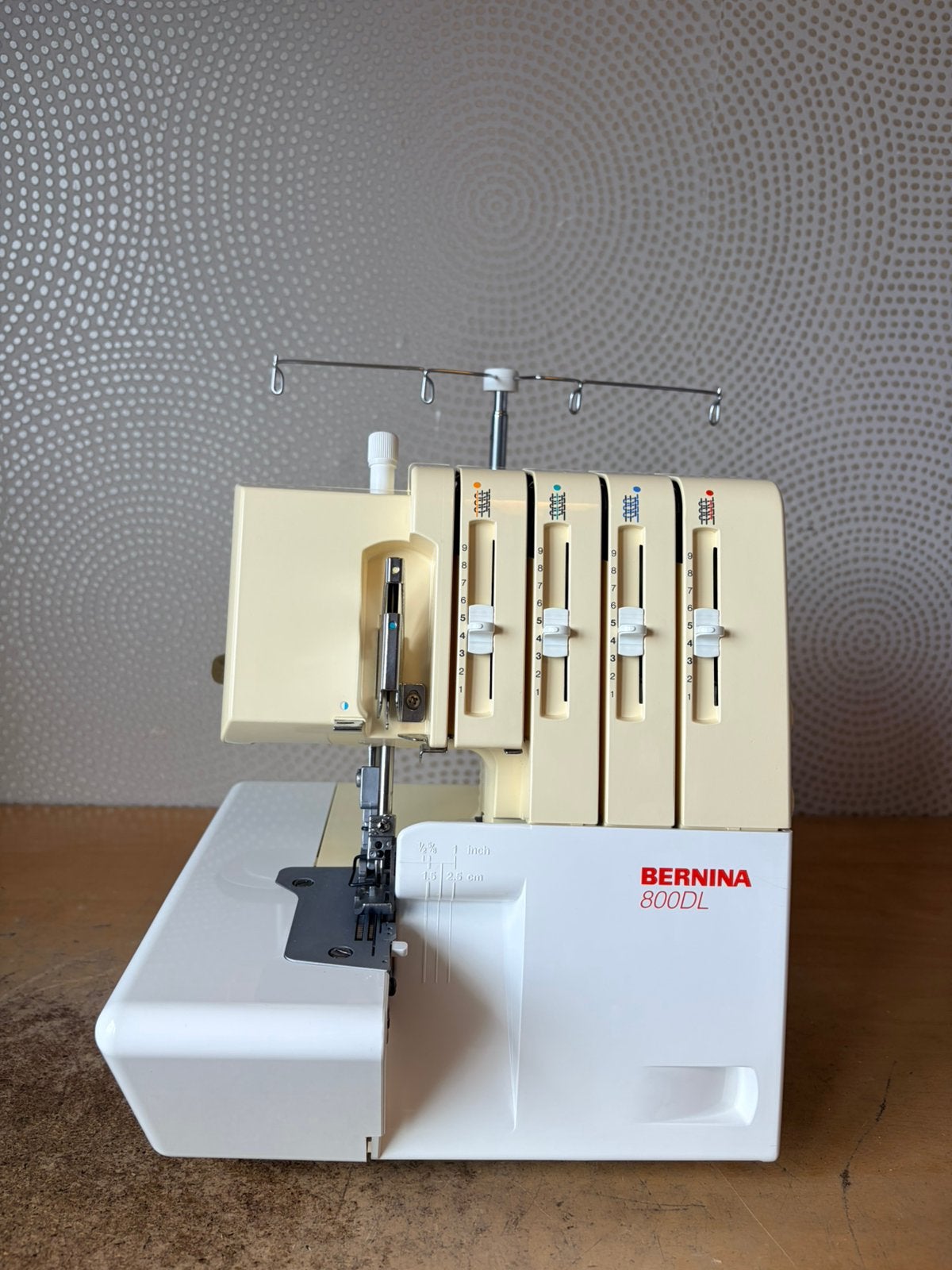 LOCKMACHINE BERNINA 800DL IN ZEER NETTE STAAT, Ophalen of Verzenden, Zo goed als nieuw, Lockmachine, Bernina