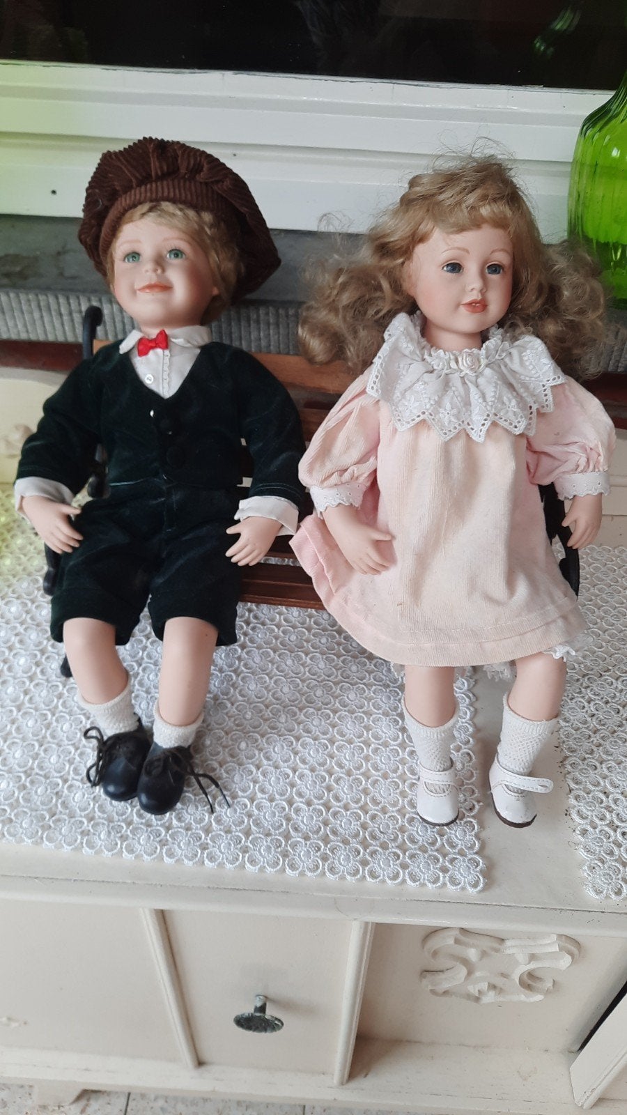 2 porseleinen poppen op bankje, Verzamelen, Poppen, Ophalen