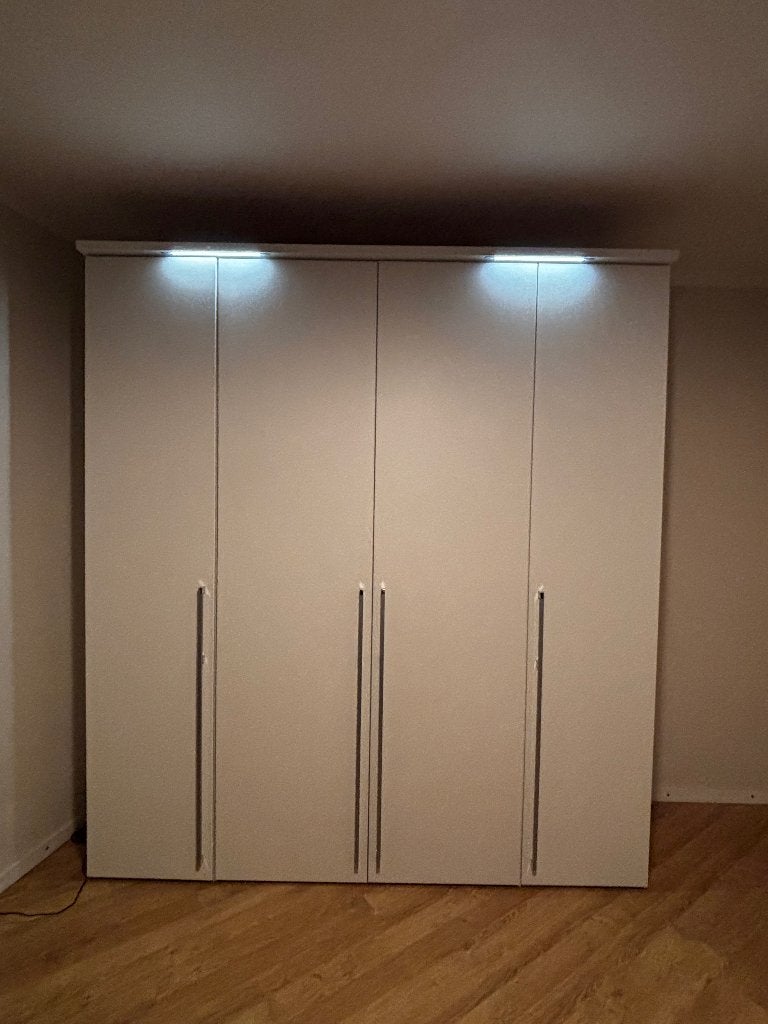 Grote kleerkast met ingebouwde verlichting, Huis en Inrichting, Ophalen, Met deur(en), 200 cm of meer, Zo goed als nieuw
