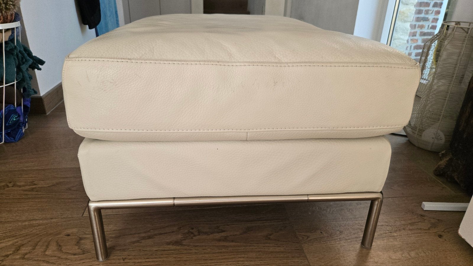 Pouf blanc en cuir, Cuir