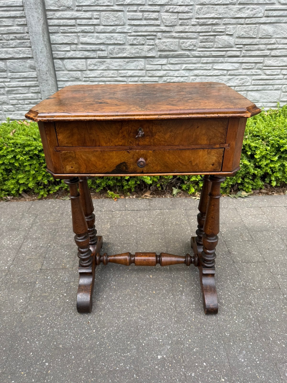 Antieke naaitafel bijzettafel, Ophalen