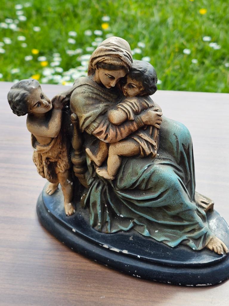Statue ancienne de Marie à l'Enfant et de Jean-Baptiste, Enlèvement ou Envoi