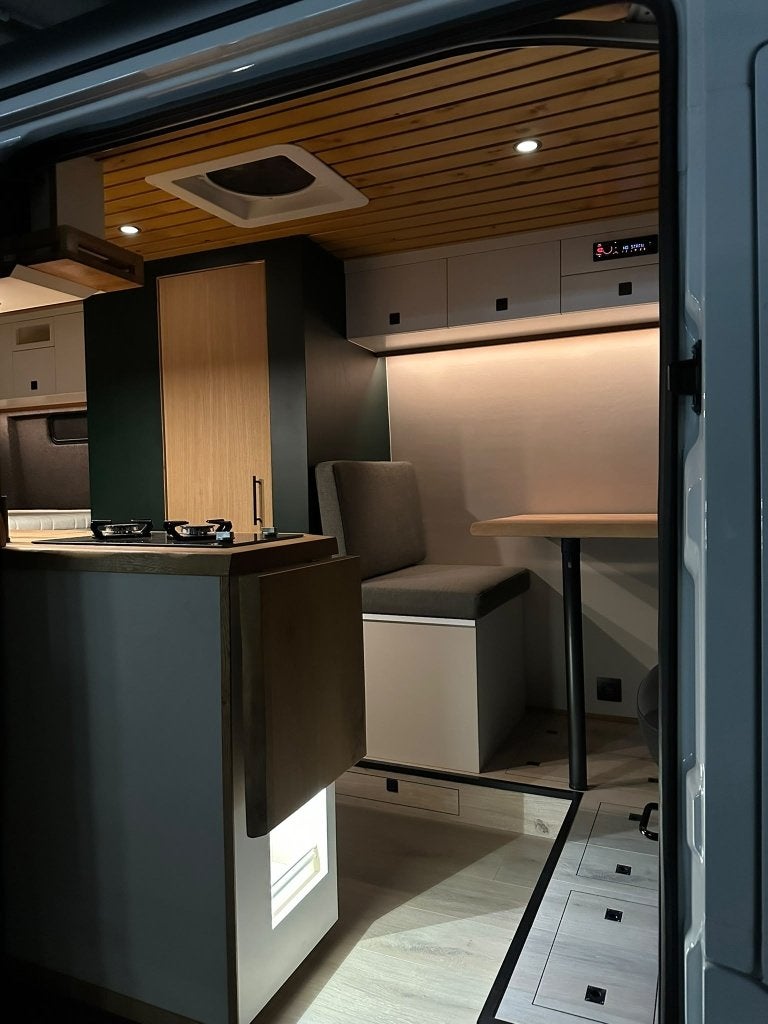 Campervan Premium Conversion, Caravans en Kamperen, Buscamper of Camperbus, Tot en met 2, Particulier, Dakluik