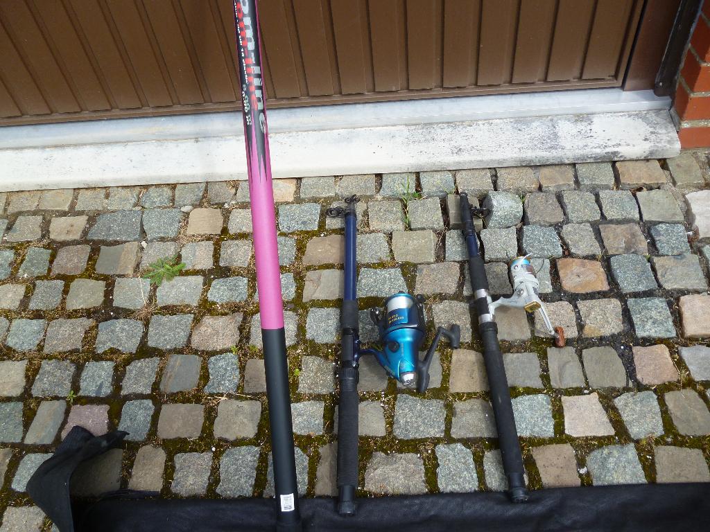 lot 3 cannes à pêche 1 neuve 8m, 2 avec moulinet 4.50m, Enlèvement, Autres types