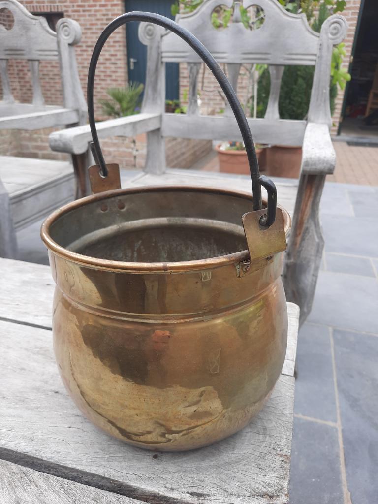 2 oude koperen ketels met metalen hengsel, Ophalen of Verzenden, Koper