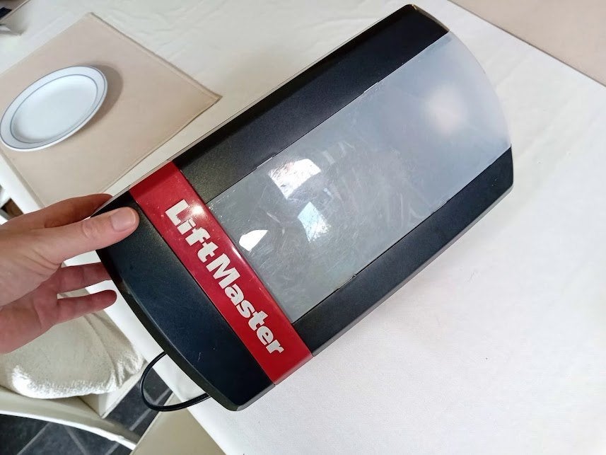 liftmaster garagemotor (blok nieuw)met 5 meter metalen plaat, Doe-het-zelf en Bouw, Overige Doe-Het-Zelf en Bouw, Zo goed als nieuw