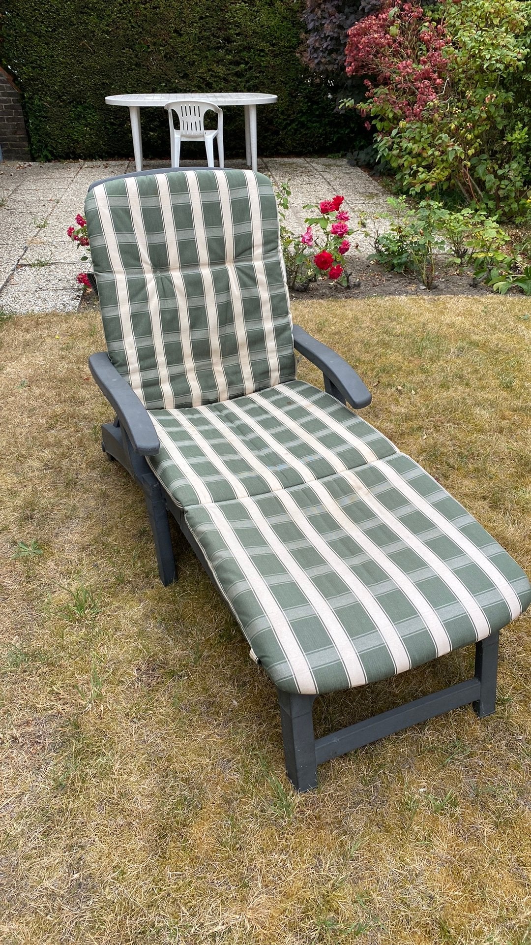 Ligbed met dik kussen en parasol, Ophalen, Gebruikt