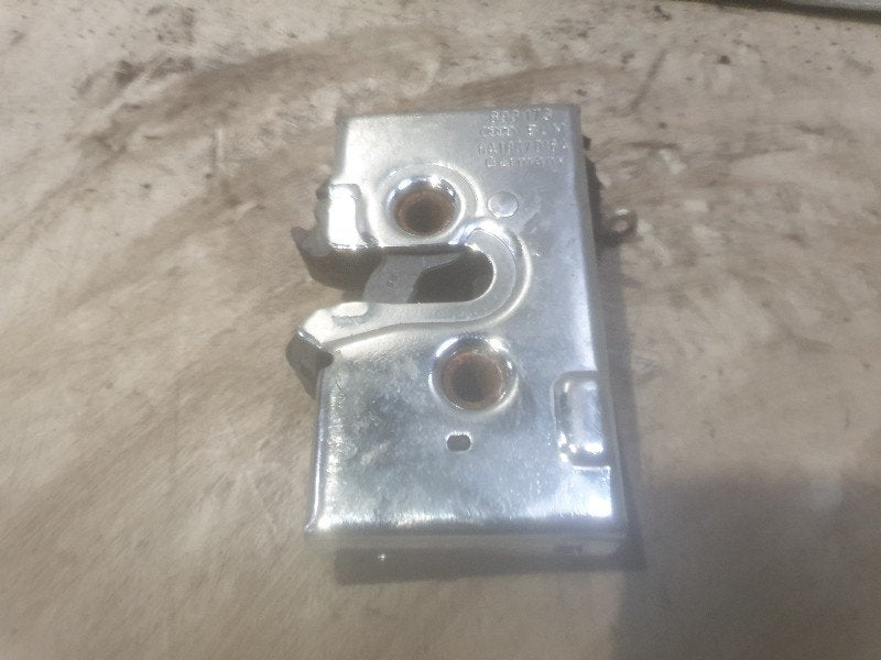 SERRURE DE PORTE AVANT DROITE Audi 80 (B4) (8a1-837-016-a), Auto-Union-Straße  1,
85057  Ingolstadt, DE, Info@audi.de, Audi, Utilisé