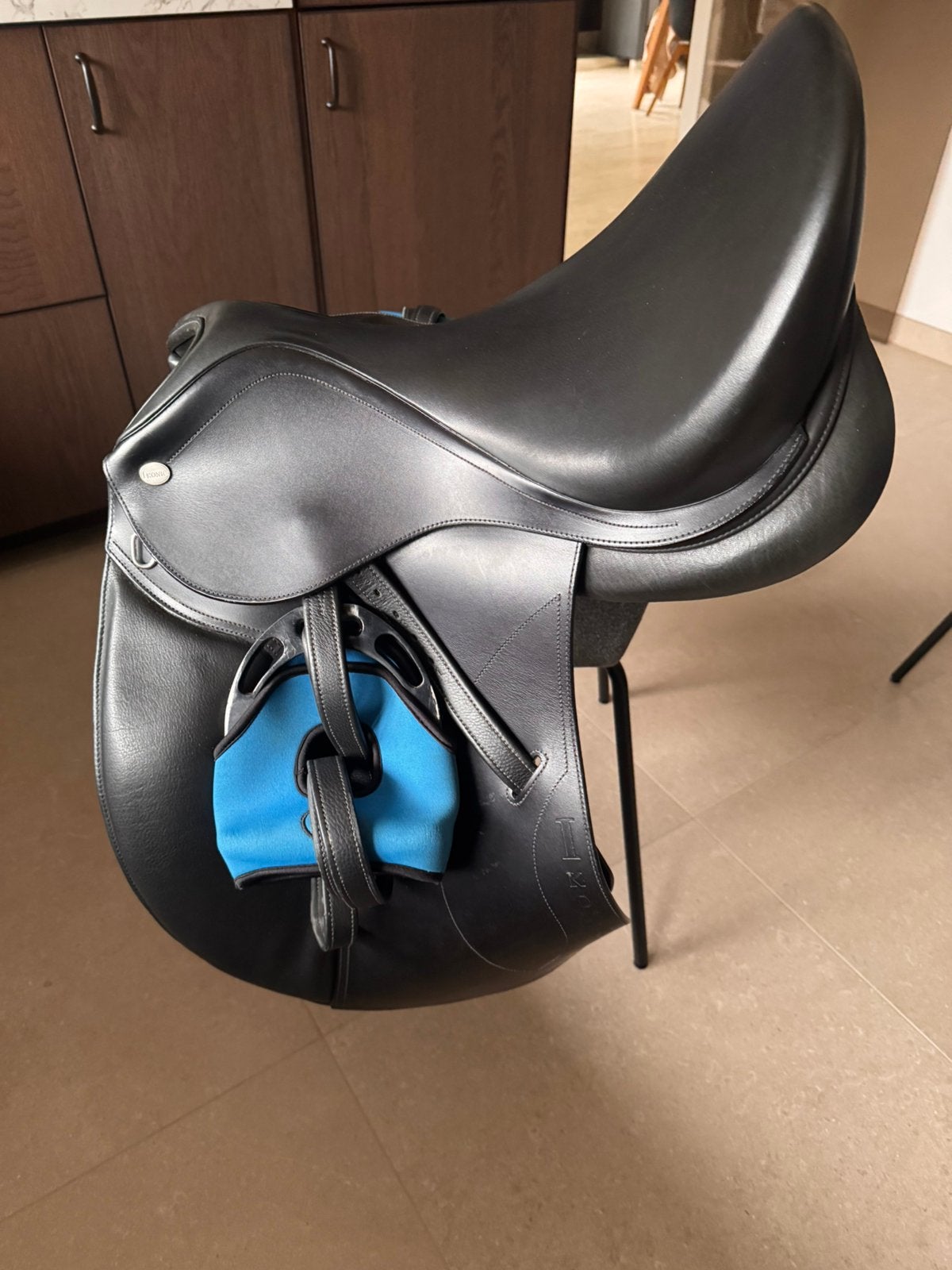 Dressuurzadel Ikonic (18 inch), Dieren en Toebehoren, Ophalen, Zo goed als nieuw, Ikonic