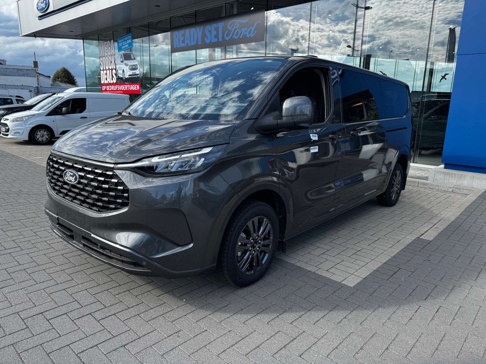 Ford Tourneo Custom Titanium 340L 2.5 PHEV 227 pk L2, Auto's, Automaat, Stof, Gebruikt, https://public.car-pass.be/vhr/a27d421a-7c3e-4eef-b996-e67e0647d5e9