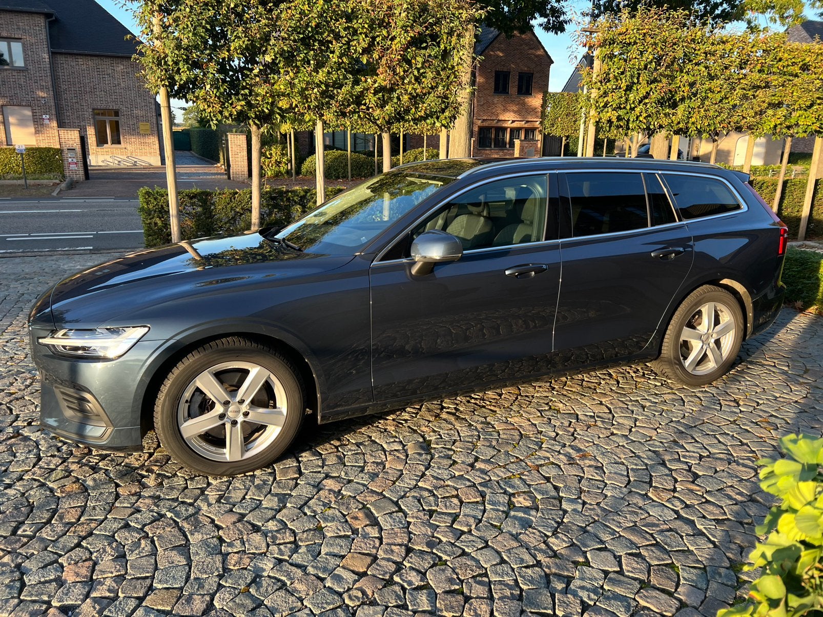 Volvo V60 core B3 2.0 benzine 2023 automaat, Auto's, Automaat, Stof, Blauw, V60