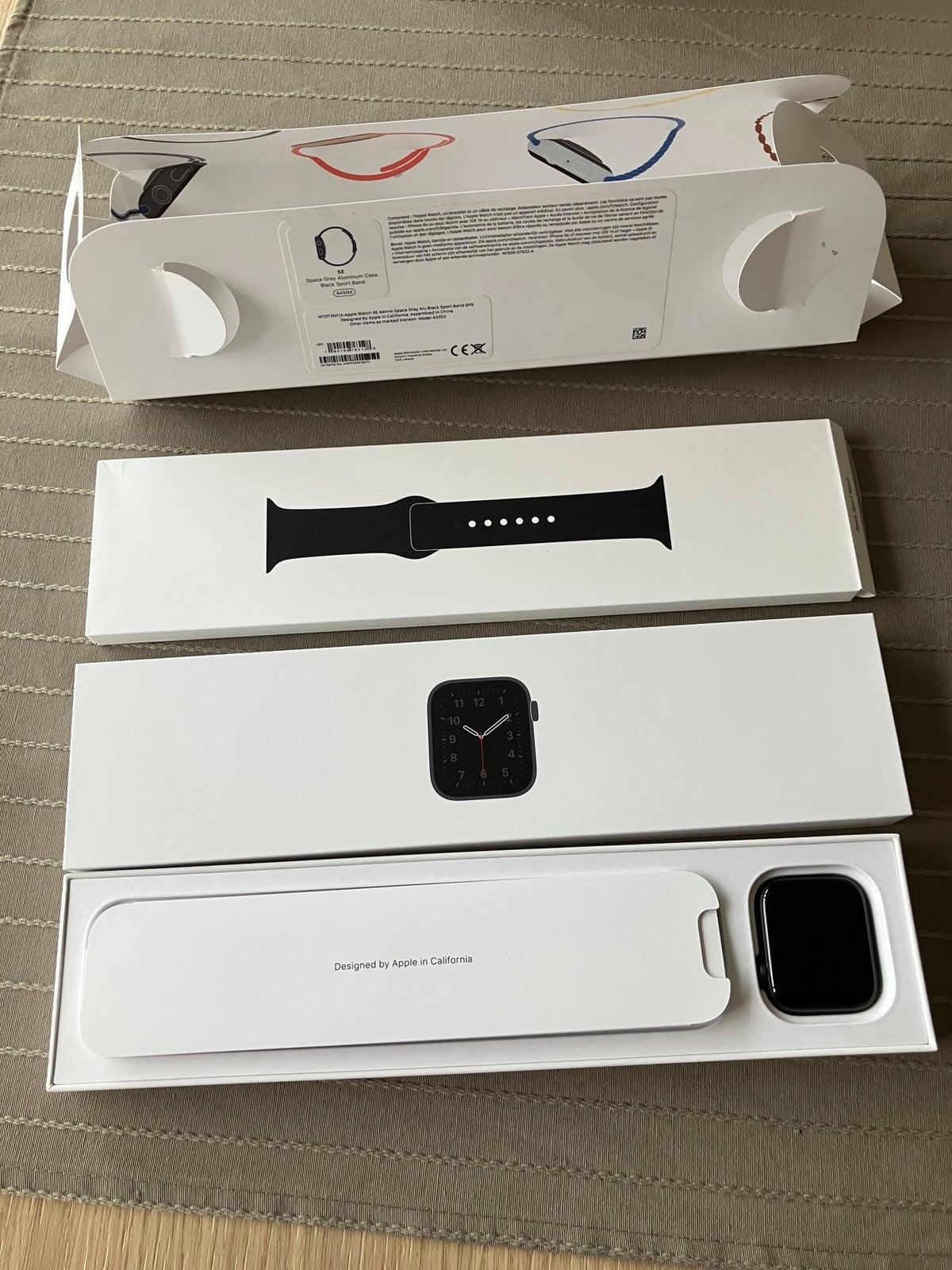 Apple Watch SE 44 mm 1st generation in originele doos, Handtassen en Accessoires, Smartwatches, Zo goed als nieuw, Conditie, Ophalen of Verzenden