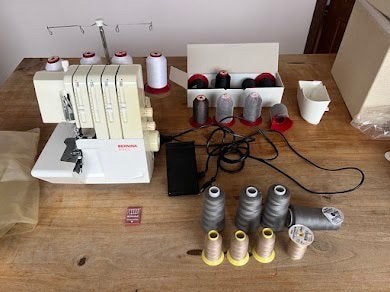 Bernina 800DL Lockmachine – met pedaal, opvangbakje & garen, Hobby en Vrije tijd, Naaimachines en Toebehoren, Ophalen
