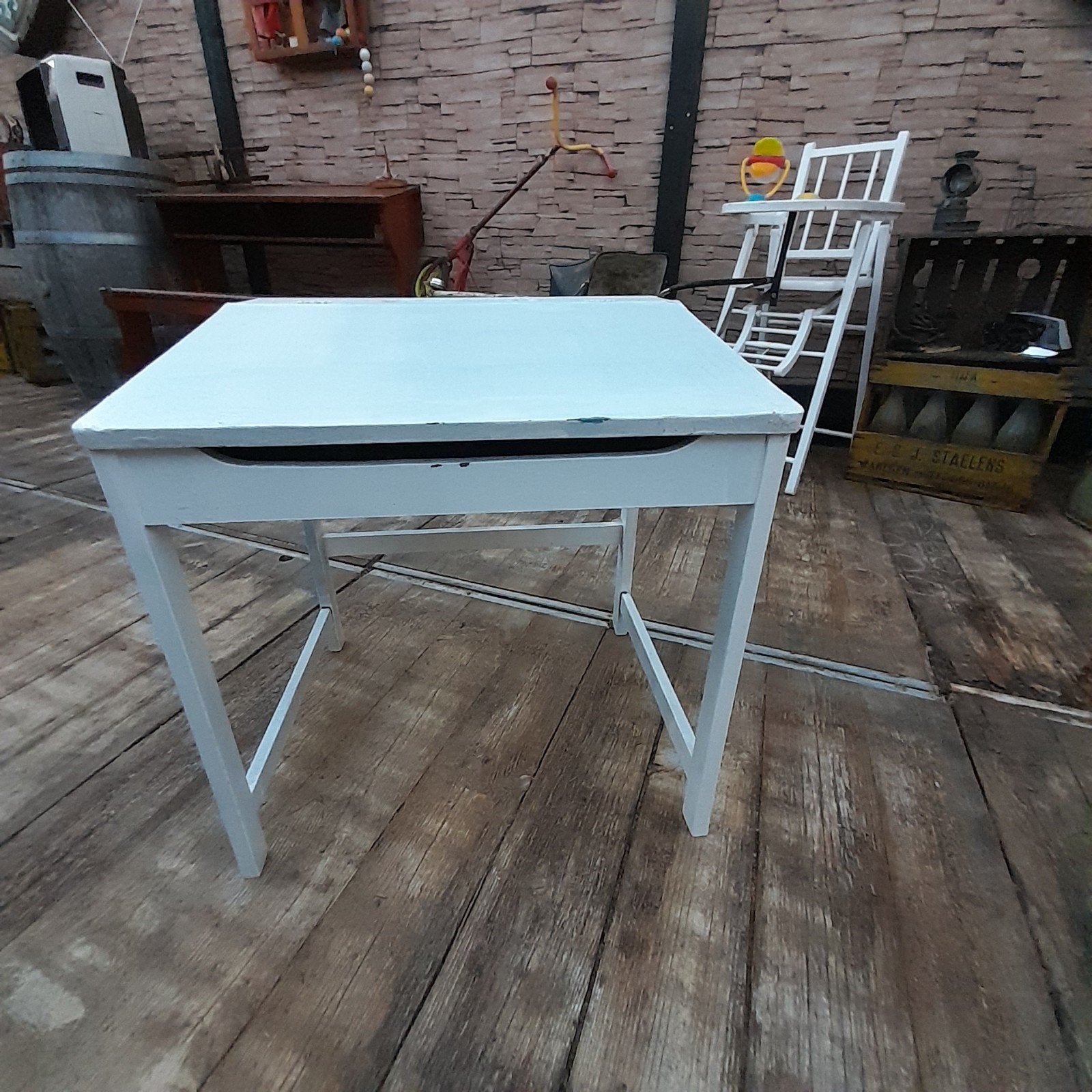 Petit bureau pour enfant, Enlèvement