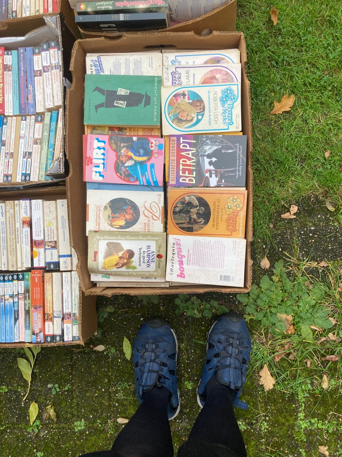 Te koop 5 volle dozen pocketromans, Ophalen, Gelezen, België